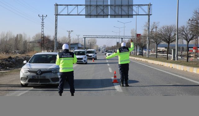 Erciş'te Kış Lastiği Denetimi: 14 Araç Sahibi Ceza Yedi, 5 Araç Trafikten Men Edildi