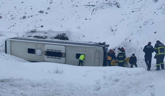 Sakaltutan'da Yolcu Otobüsü Şarampole Devrildi: 4 Yaralı