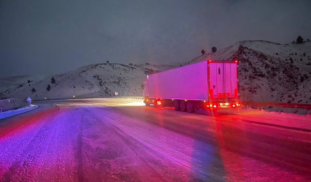 Erzincan-Sivas Kara Yolunda Kar ve Tipi Nedeniyle Ağır Araç Geçişi Durduruldu