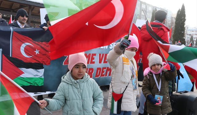 Erzurum'da hekim ve sağlıkçılar, soğuk havaya rağmen Gazze için yürüdü