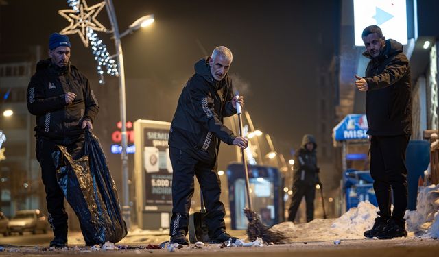 Erzurum'da Soğuk Hava Koşullarında Temizlik Mücadelesi: Belediye Çalışanları Gece Boyu Çalışıyor