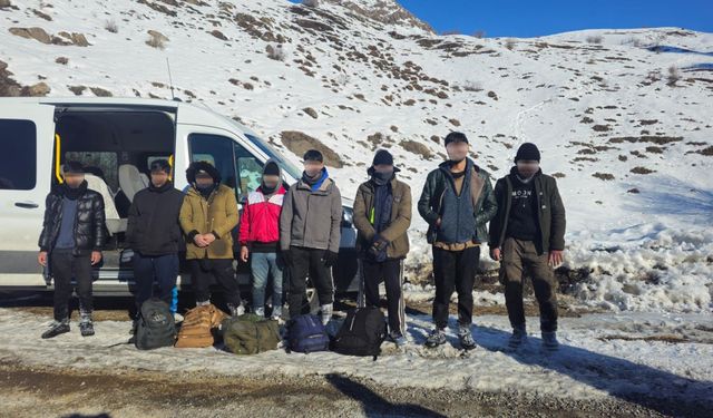 Kardaki ayak izleri kaçakçıları ele verdi