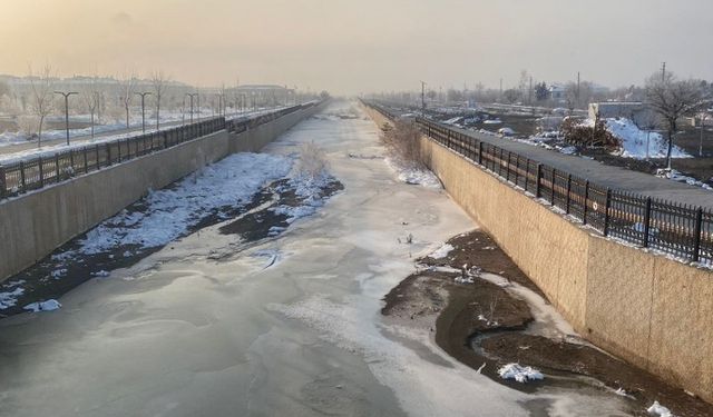 Erzincan'da Soğuk Hava Dereleri Dondurdu