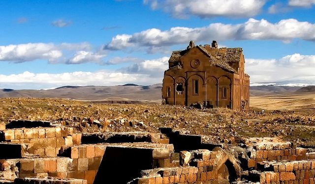 Doğu'nun çok kültürlü tarihi dikkat çekiyor: Kars Ani ören yeri