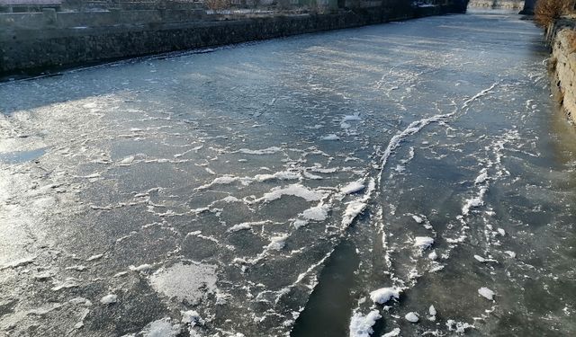 Kars ve Sarıkamış’ta Soğuk Hava Etkisini Gösteriyor: Kars Çayı Buz Tuttu, Çatılarda Buz Sarkıtları Oluştu