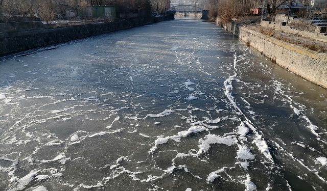 Kars’ta Soğuk Hava Etkisiyle Doğa Buzla Kaplandı