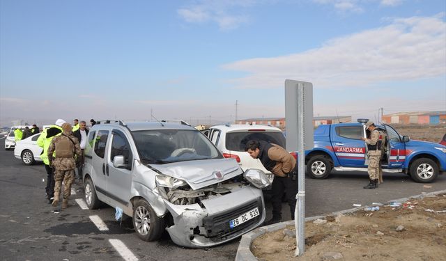 Kars’ta trafik kazası: 1’i çocuk 4 kişi yaralandı