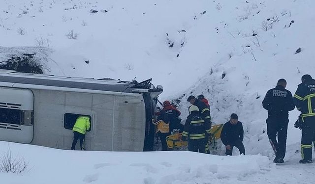 Devrilen otobüsün şoförü hayatını kaybetti