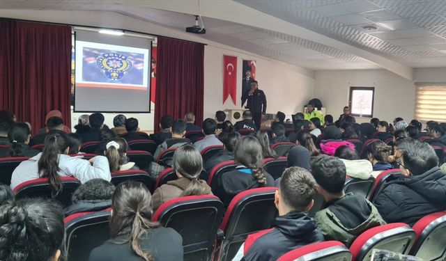 Keban’da Kariyer Günleri Etkinliğiyle Polislik Mesleği Tanıtıldı