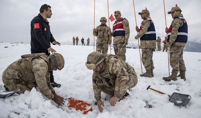 Komandolar Tunceli'nin karlı ve soğuk arazilerinde çığ eğitiminde