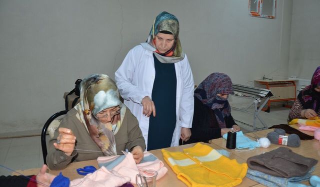 Muş'ta kadınlar, şiş örücülüğü kursuyla hem meslek ediniyor hem ekonomilerine katkı sağlıyor