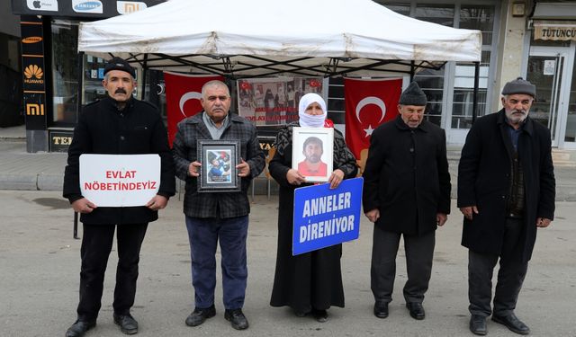 Muş'ta PKK'nın kaçırdığı çocuklar için ailelerin eylemi devam ediyor: "Evlatlarımızı istiyoruz"