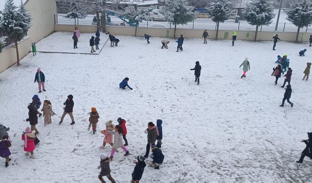 Erzincan'da Okullar Açık, Çocuklar Karın Keyfini Çıkartıyor!