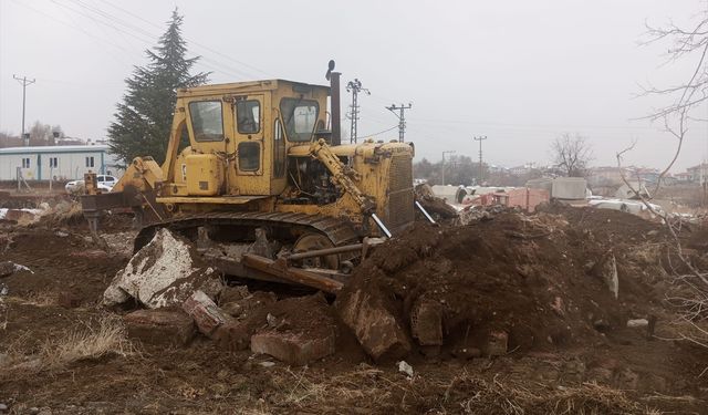 Sivrice'de Depremden Sonra Temizlik Çalışmaları Devam Ediyor