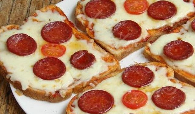 Pazar kahvaltısına farklı bir dokunuş; Tost ekmeğinden sucuklu pizza