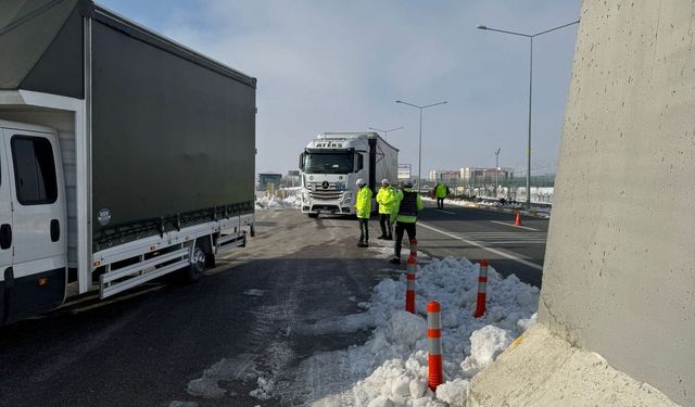 Erzincan Emniyet Müdürlüğü tarafından kış lastiği denetimleri artırıldı