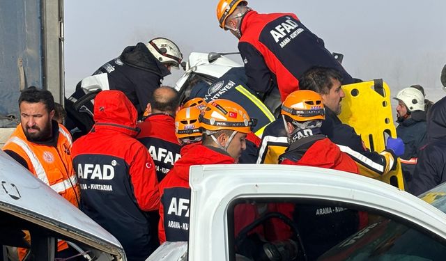 Van-Erciş Kara Yolunda Zincirleme Kazalar: 1 Ölü, 51 Yaralı