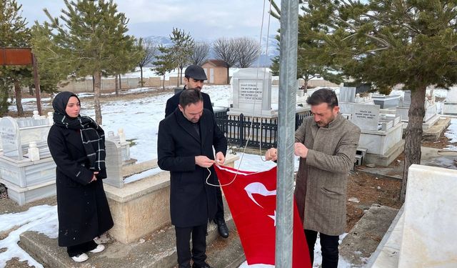 Şehidin Kabrini  Ziyaret Ederek Türk Bayrağı Astılar