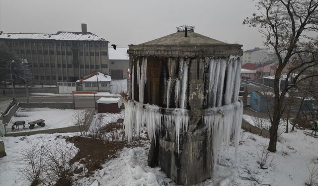 Ağrı'da Mezarlıkta Su Deposu Buzla Kaplandı: Metrelerce Buz Sarkıtı Görüntülendi