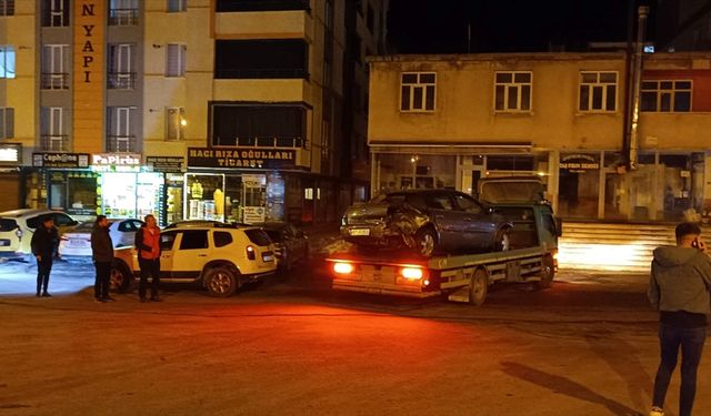 Bitlis'te üç aracın karıştığı trafik kazasında 4 kişi yaralandı