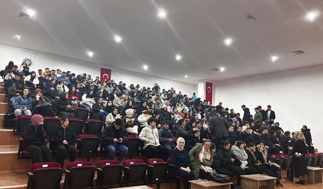 ‘Zincir’  adlı tiyatro oyunu beğeniyle izlendi