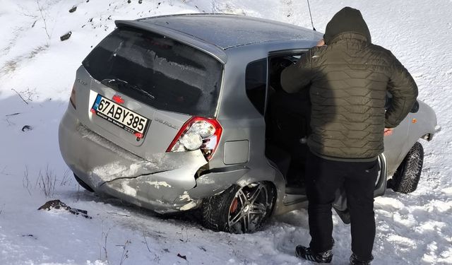 Erzincan’da kar direğine çarpan otomobilde 1’i çocuk 2 yaralı