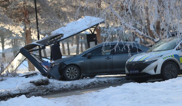 Erzurum'da Otomobil Durakta Kaza Yaptı: Neyse Ki Yaralanan Olmadı