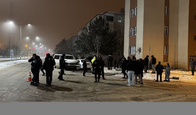 Erzurum’da Trafik Kazası: 1 Kişi Yaralandı, 2 Park Halindeki Araç Hasar Gördü