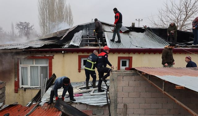 Iğdır'da Korkutan Yangın: Bir Ev ve İki Ahır Kül Oldu