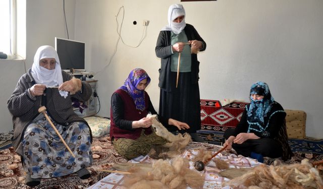 Muş'ta Kadınlar, Yün Çorap Örme Geleneğini Yaşatıyor