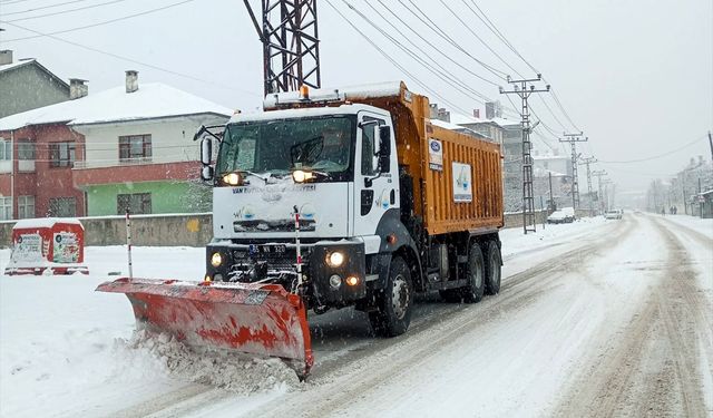 Van'da Kar Yağışı Etkisini Gösterdi, Ulaşımda Aksamalar Yaşandı