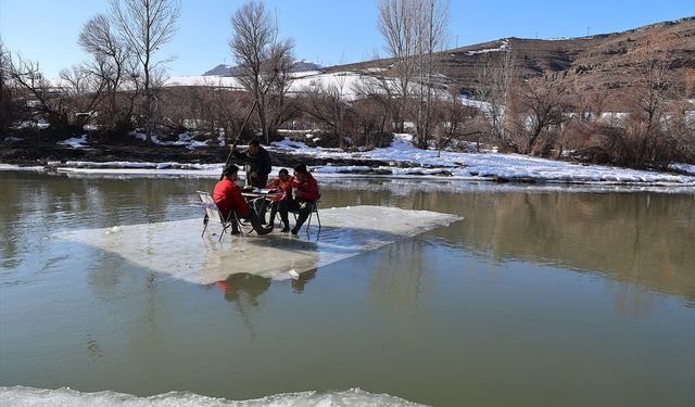 Bayburt’ta Donmuş Çoruh Nehri Üzerinde Amatör Balıkçılardan Sıra Dışı Avlanma Deneyimi