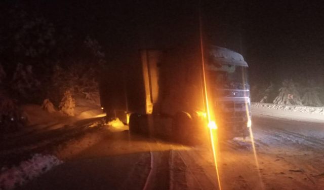 Erzincan'da Yollar Tipi Sebebiyle TIR ve Çekicilere Kapandı!