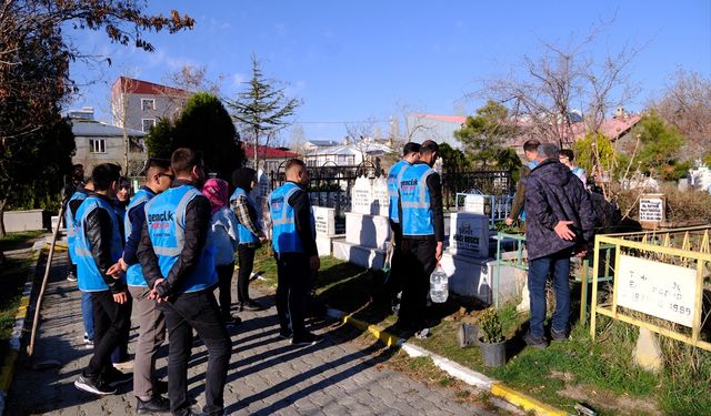 Van'da AK Parti Gençlik Kolları Şehitler Haftası'nda Şehit Kabirlerinde Temizlik ve Bakım Çalışması Yaptı