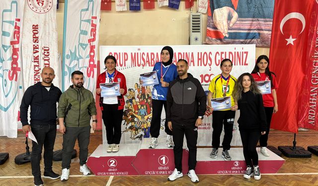 Erzincanlı Hafsanur Bilek Güreşinde Türkiye finallerine kaldı!