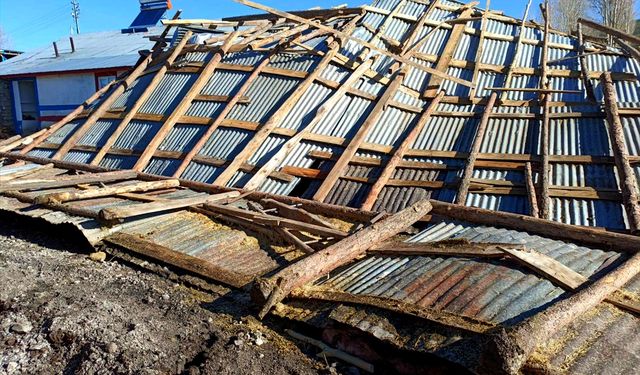 Sarıkamış'ta Hortum ve Fırtına Çatılara Zarar Verdi