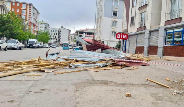 Van'da ekipler şiddetli rüzgar sonucu düşen çatı parçalarını topladı