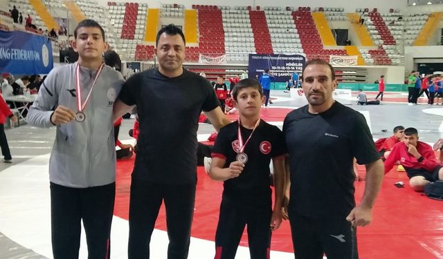 Genç Pehlivanlar Sivas'tan dereceyle döndü