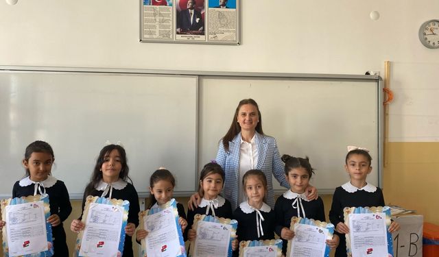 Malatya Yeşilyurt’ta Minik Öğrencilerden Anlamlı Destek: Karnelerine Türkiye ve Filistin Bayrağı Yapıştırdılar