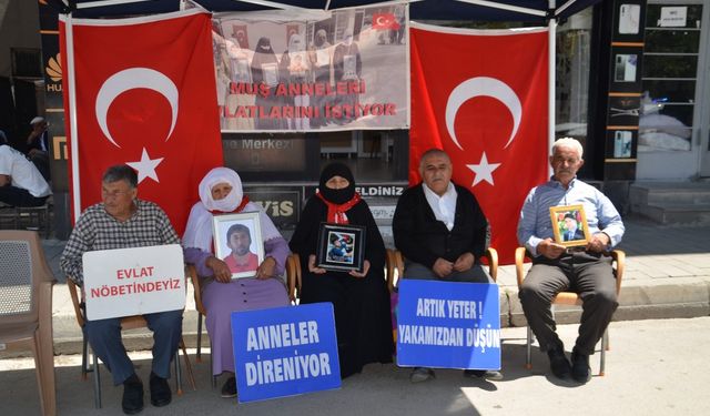 Muş’ta PKK Terörüne Karşı Evlat Nöbeti: Aileler Çocuklarına Kavuşma Umudunu Her Hafta DEM Parti Önünde Yaşatıyor