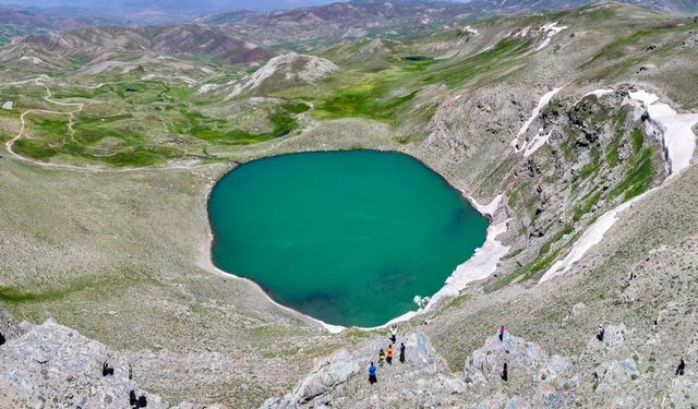 Van’ın Saklı Cenneti: 3 Bin 200 Metrede Buzul Gölü Çalyan, Doğaseverlerin Yeni Gözdesi