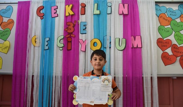 Van, Hakkari, Muş ve Bitlis'te Karneler Dağıtıldı: Öğrenciler Yaz Tatiline Coşkuyla Girdi