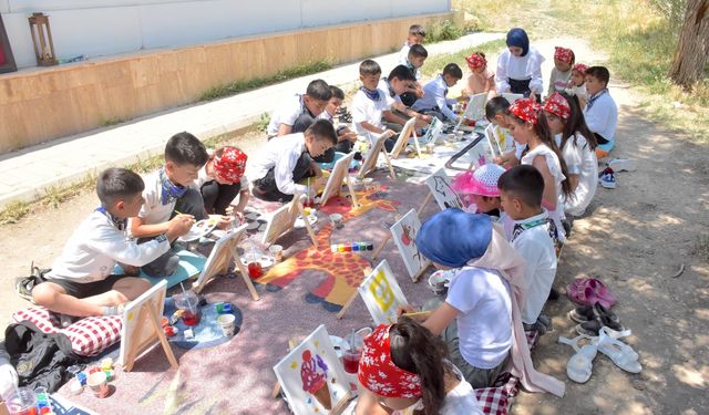 Vanlı Genç Ressam, Yıllar Sonra Döndüğü Sıralara Sanatla Büyü Kattı
