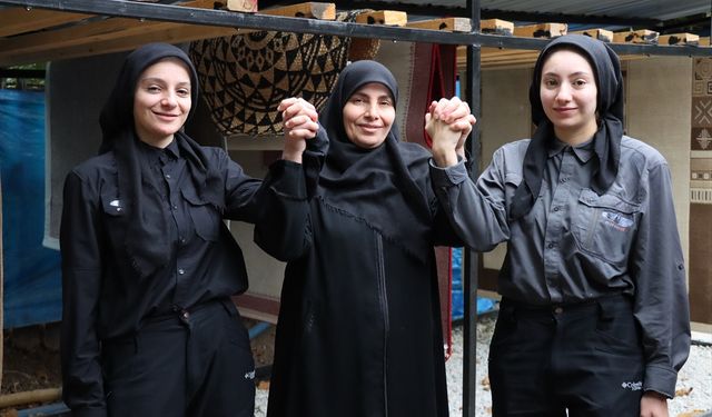 Anne ve kızları, halı yıkayarak kadın gücünü ortaya koyuyor