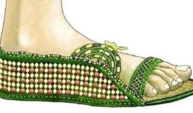 Tutankhamun’un Altın İşlemeli Ayakkabısı: Antik Mısır’ın Lüks ve İnceliğinin İzleri