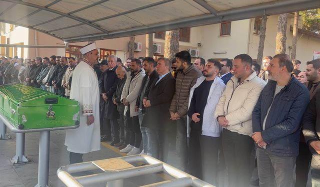 Gazeteci Fatih Çetinkaya’nın Eşi Esra Çetinkaya Son Yolculuğuna Uğurlandı (VİDEO)