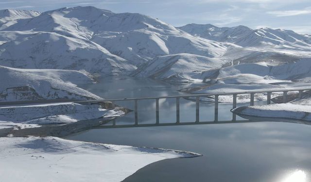 “Turnaçayırı Barajı Beyaza Büründü: Kar Manzarası Dronla Görsel Şölene Dönüştü” (VİDEO)