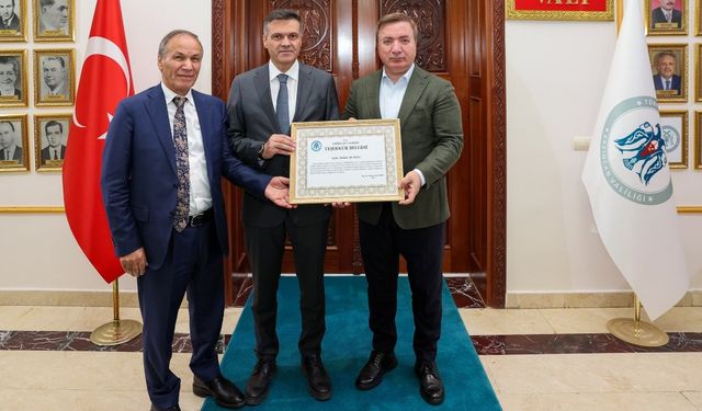 Vali Aydoğdu’dan Hayırsever İş İnsanı Aksu’ya Teşekkür Belgesi