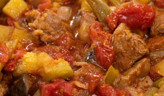 Fırından Lokum Kıvamında Lezzet: Asırlık Kuzu Etli Güveç Tarifi Yeniden Gündemde!
