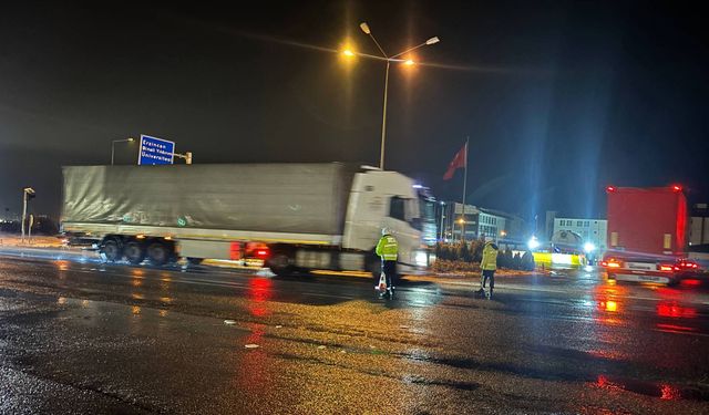 Erzincan’da Yoğun Kar Yağışı Nedeniyle Sakaltutan ve Gümüşhane Yolu Kapandı (VİDEO)